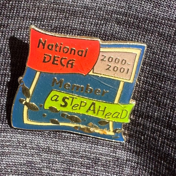 DECA PIN VINTAGE 2000-2001 - Picture 1 of 1